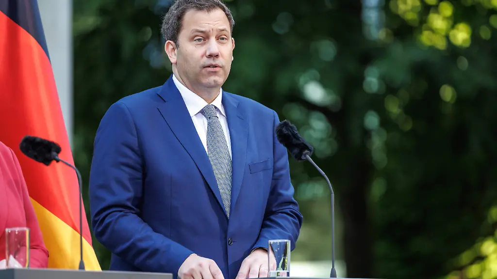 Presseunterrichtung-zu-den-Beratungen-des-Koalitionsausschusses-Presseunterrichtung-zu-den-Beratungen-des-Koalitionsausschusses-im-Bundeskanzleramt-am-02-06-2026-Lars-Klingbeil-SPD-Bundesfinanzminister-spricht-zu-den-Anwesenden