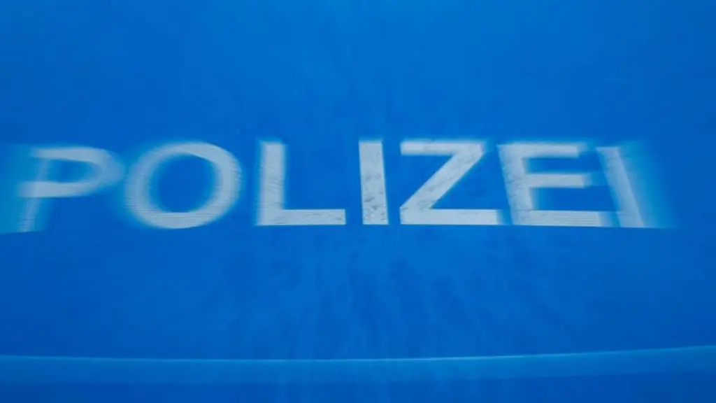 Schriftzug-Polizei-auf-der-Motorhaube-eines-Funkstreifenwagens