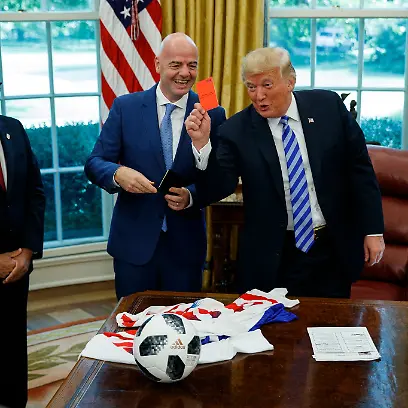 Damals-ein-Scherz-Trump-zeigt-Rot