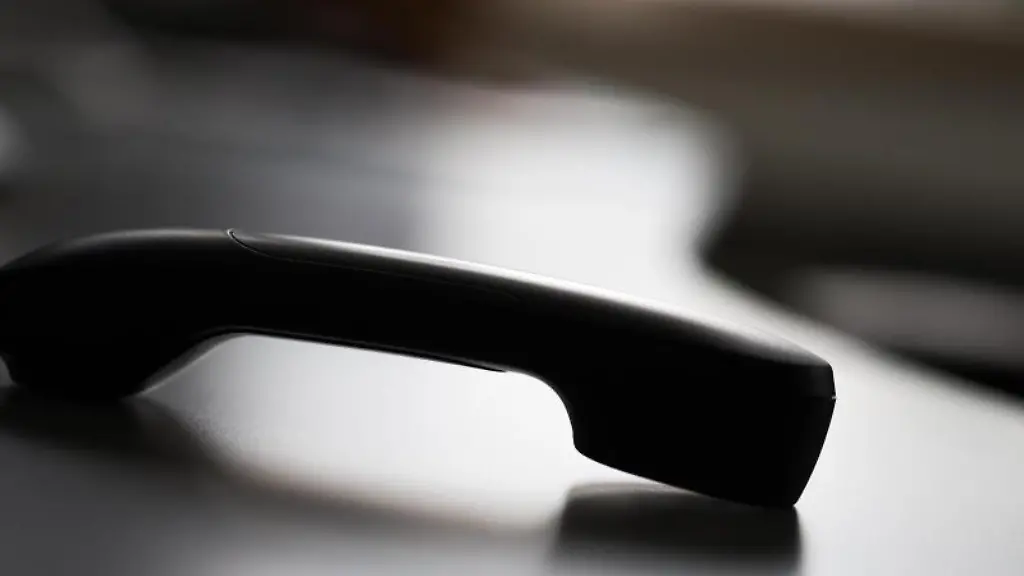 Ein-Telefonhoerer-liegt-auf-einem-Tisch