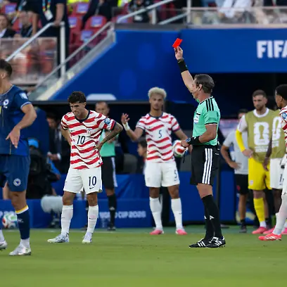 July-1-2026-Santa-Clara-California-USA-Brazilian-referee-RAPHAEL-CLAUS-gives-American-forward-FOLARIN-BALOGUN-20-a-red-card-during-the-World-Cup-2026-Round-of-32-soccer-match-between-the-United-States-and-Bosnia-and-Herzegovina-in-Santa-Clara-California-USA