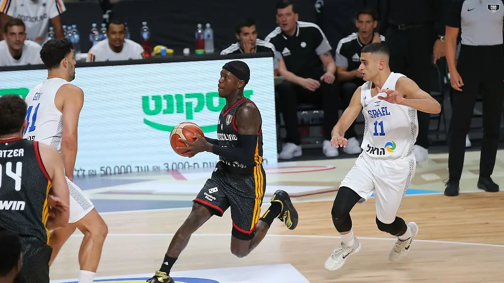 Kapitaen-Dennis-Schroeder-zieht-zum-Korb