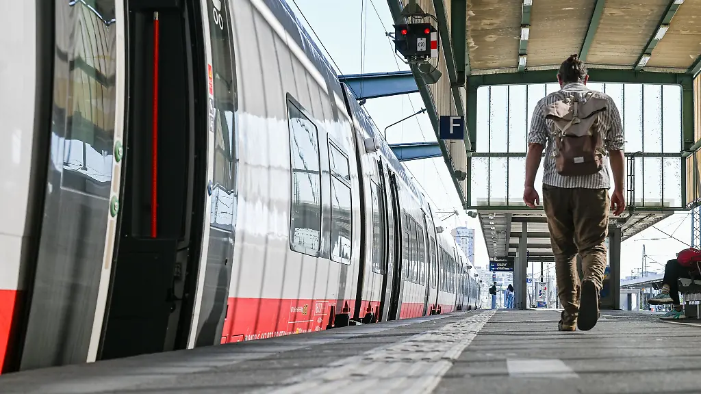 Mehrere-Wochen-lang-muessen-Pendler-und-Bahnreisende-Einschraenkungen-hinnehmen