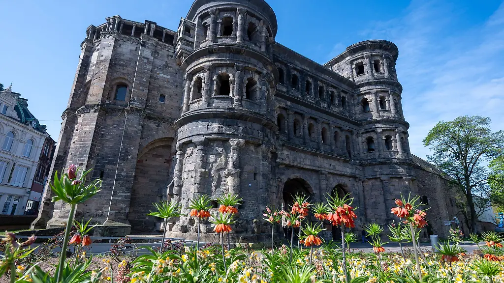Die-Porta-Nigra-gilt-als-besterhaltenes-roemisches-Stadttor-noerdlich-der-Alpen