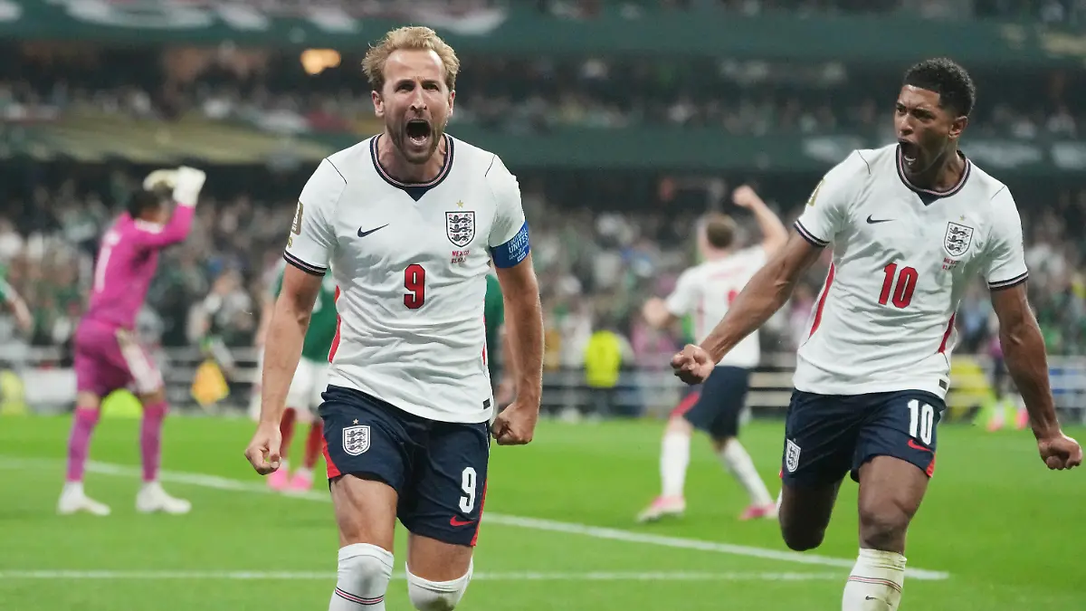 Fussball-Maenner-WM-2026-Mexiko-England-Finalrunde-Achtelfinale-Mexiko-Stadt-Stadion-Der-Englaender-Harry-Kane-l-jubelt-nach-seinem-Tor-per-Elfmeter-zum-1-3-mit-Jude-Bellingham