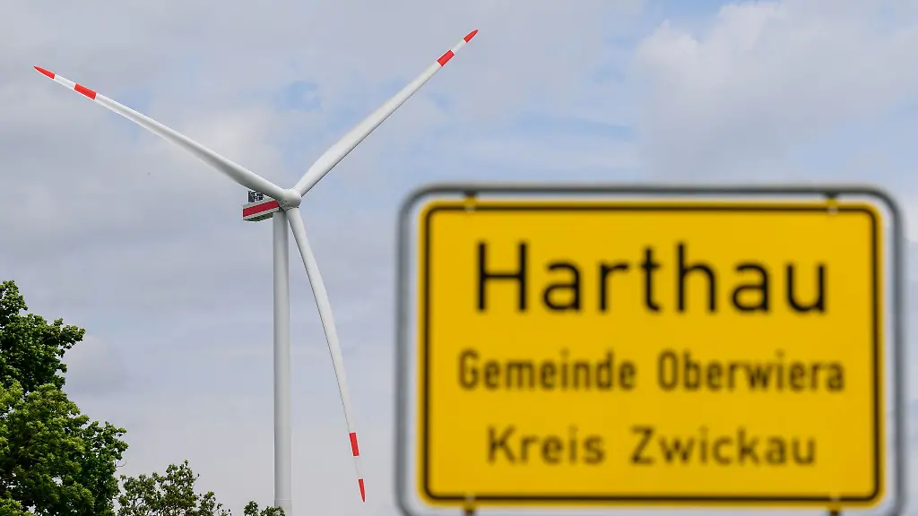 Nach-massiven-Beschwerden-sind-die-Tage-dieses-Windrades-in-Oberwiera-Landkreis-Zwickau-nach-nur-zweieinhalb-Jahren-gezaehlt-Es-wird-wieder-abgerissen