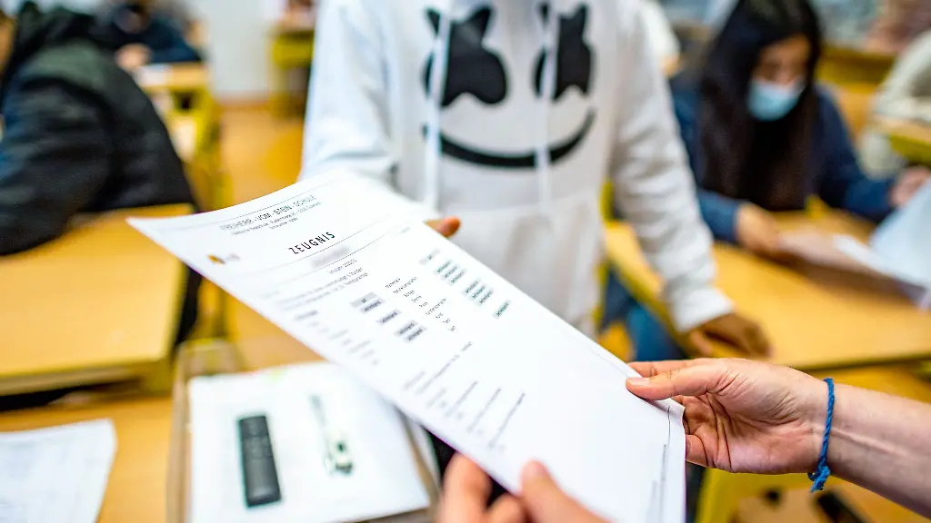 Zeugnisse-koennen-eine-Belastung-fuer-manche-Schueler-sein-in-Mecklenburg-Vorpommern-gibt-es-dafuer-ein-Zeugnissorgentelefon