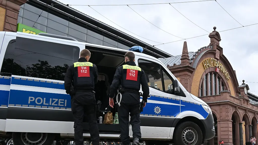 Innenminister-lobt-Polizei-nach-AfD-Parteitag-in-Erfurt