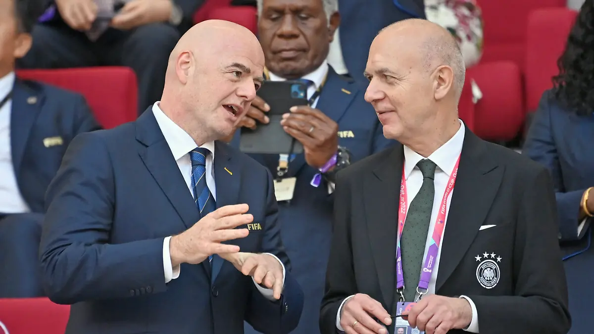 v-li-FIFA-Praesident-Gianni-INFANTINO-mit-Bernd-NEUENDORF-DFB-Praesident-Deutschland-GER-Japan-JPN-1-2-Gruppenphase-Gruppe-E-am-23-11-2022-Khalifa-International-Stadium-Fussball-Weltmeisterschaft-2022-in-Katar-vom-20-11-18-12