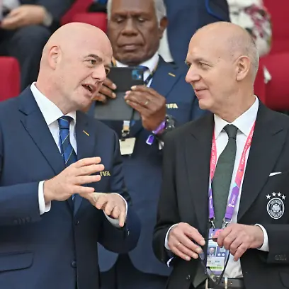 v-li-FIFA-Praesident-Gianni-INFANTINO-mit-Bernd-NEUENDORF-DFB-Praesident-Deutschland-GER-Japan-JPN-1-2-Gruppenphase-Gruppe-E-am-23-11-2022-Khalifa-International-Stadium-Fussball-Weltmeisterschaft-2022-in-Katar-vom-20-11-18-12