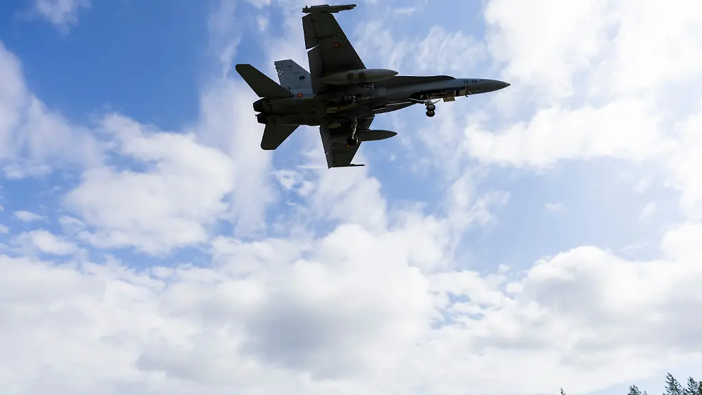 Ein-F-A-18-Hornet-Mehrzweckkampfflugzeug-der-finnischen-Luftwaffe-landet-waehrend-der-Nato-Uebung-Ramstein-Flag-2026-in-Tervo-auf-einer-Strasse