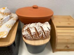 Krosse Kruste, saftige Krume : Brotkasten-Test: Hier bleibt das Brot am längsten frisch