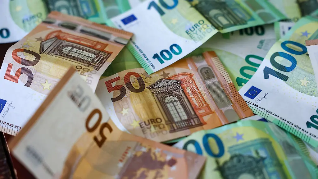 Die-Polizei-sammelt-das-Bargeld-entlang-der-Autobahn-wieder-ein