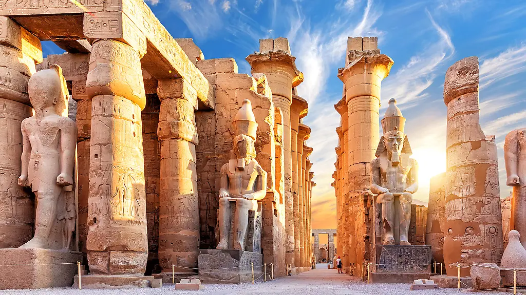 Der-Tempel-von-Luxor-ist-eine-der-Sehenswuerdigkeiten-die-bei-einer-Studienreise-nach-Aegypten-unbedingt-auf-dem-Programm-stehen-sollten