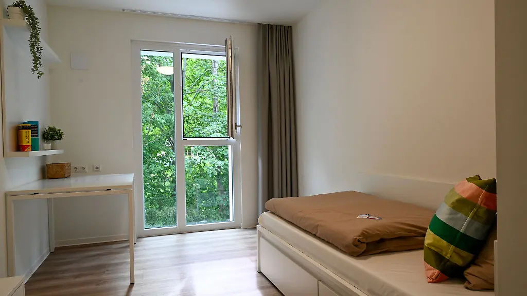 Die-kleinen-Appartements-in-Berlins-erstem-kommunalem-Azubiwohnheim-sind-moebliert