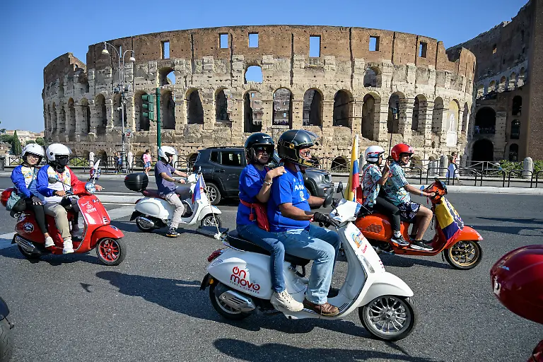 80-anni-di-Vespa-il-corteo-in-Via-di-San-Gregorio-e-al-Colosseo-Sabato-27-Giugno-2026-News-Photo-by-Valentina-Stefanelli-Lapresse-80-Years-of-Vespa-The-parade-along-Via-di-San-Gregorio-and-at-the-Colosseum-Saturday-June-27-2026