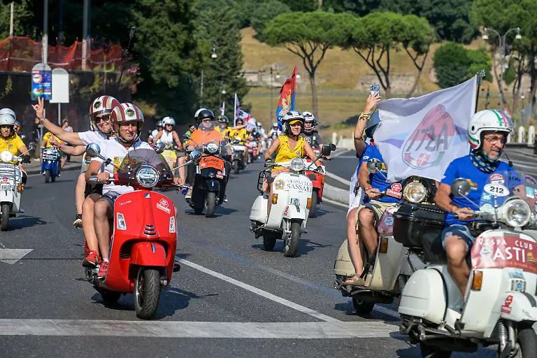 80-anni-di-Vespa-il-corteo-in-Via-di-San-Gregorio-e-al-Colosseo-Sabato-27-Giugno-2026-News-Photo-by-Valentina-Stefanelli-Lapresse-80-Years-of-Vespa-The-parade-along-Via-di-San-Gregorio-and-at-the-Colosseum-Saturday-June-27-2026
