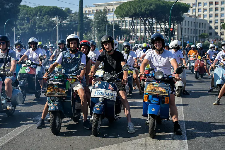 80-anni-di-Vespa-il-corteo-in-Via-di-San-Gregorio-e-al-Colosseo-Sabato-27-Giugno-2026-News-Photo-by-Valentina-Stefanelli-Lapresse-80-Years-of-Vespa-The-parade-along-Via-di-San-Gregorio-and-at-the-Colosseum-Saturday-June-27-2026