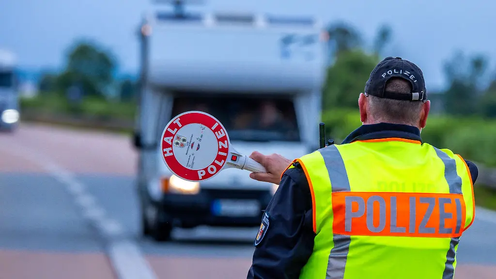 Teils-auf-die-Waage-muessen-Wohnmobile-die-von-der-Polizei-kontrolliert-werden