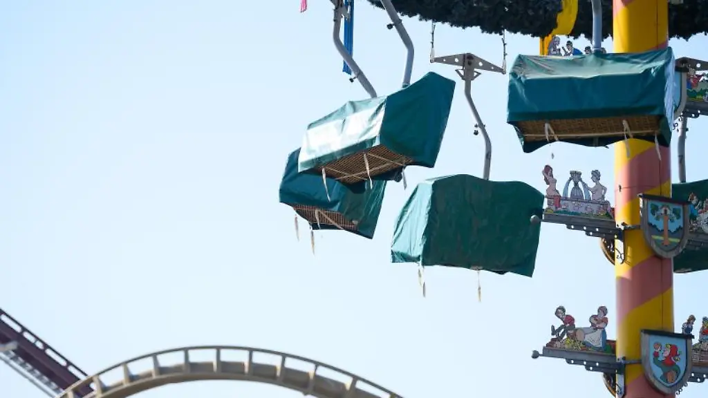 Planen-decken-im-Freizeitpark-Tripsdrill-die-Gondeln-der-Attraktion-Maibaum-ab