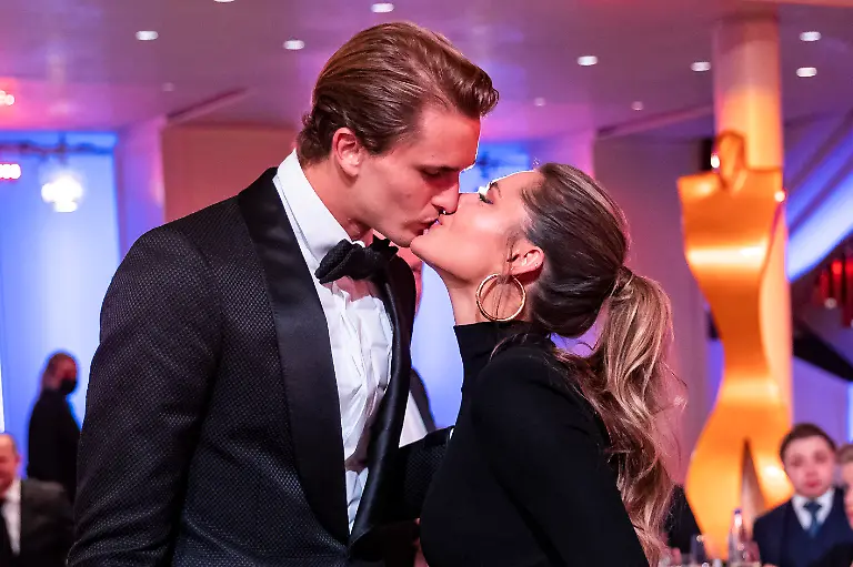 Alexander-Zverev-l-kuesst-nach-der-Ehrung-der-Sportler-des-Jahres-2021-Freundin-Sophia-Thomalla