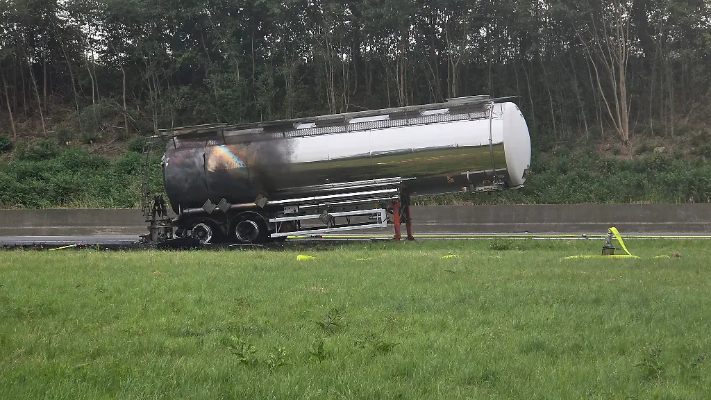 Ein-Tanklaster-mit-Gefahrgut-brennt-auf-der-A40-Richtung-Niederlande-Die-Autobahn-wird-stundenlang-gesperrt