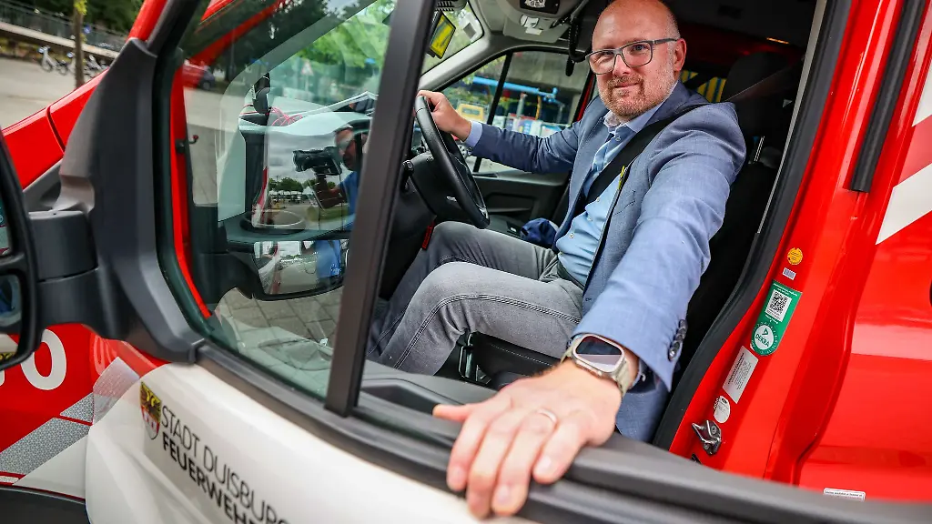 Soeren-Link-SPD-Oberbuergermeister-der-Stadt-Duisburg-sitzt-am-Steuer-eines-Fahrzeugs-der-Feuerwehr-mit-dem-er-nach-Berlin-fahren-wird