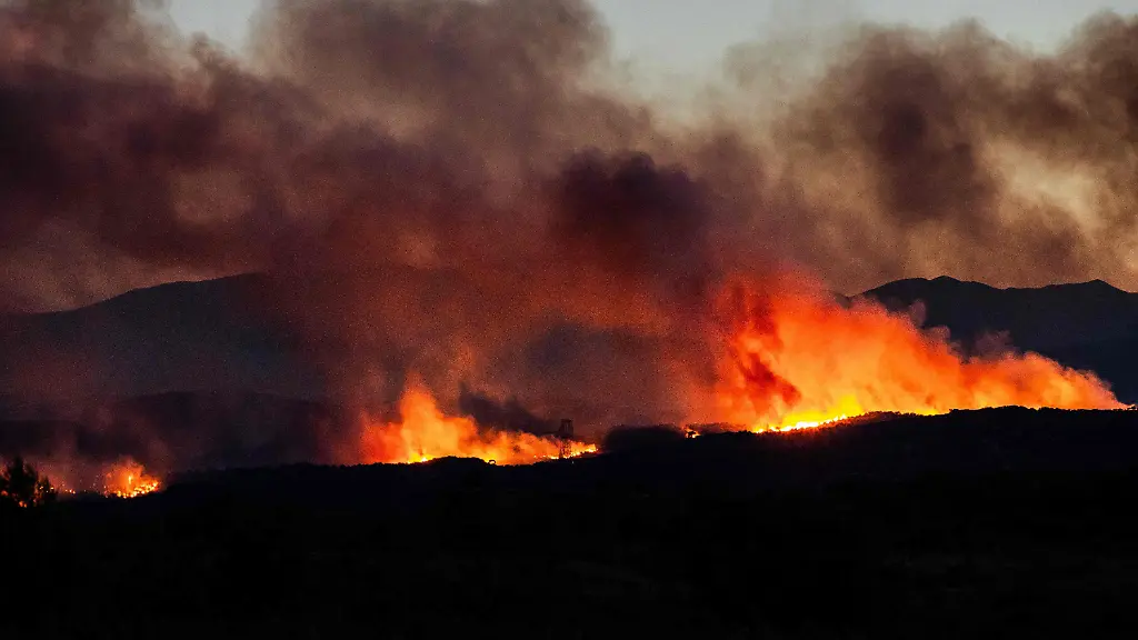 Qualmwolken-eines-Waldbrandes-in-der-Region-Aspres-verdunkeln-den-Himmel-Am-Vortag-gegen-19-30-Uhr-brach-in-einem-schwer-zugaenglichen-Gebirgsmassiv-in-der-Naehe-von-Trevillach-im-Departement-Pyrenees-Orientales-in-Suedfrankreich-ein-Waldbrand-aus-der-sich-ueber-Nacht-rasch-ausbreitete-Derzeit-werden-mehr-als-10-000-Einwohner-evakuiert-da-sich-der-Waldbrand-rasch-ausbreitet-und-bereits-rund-2-000-Hektar-verwuestet-hat