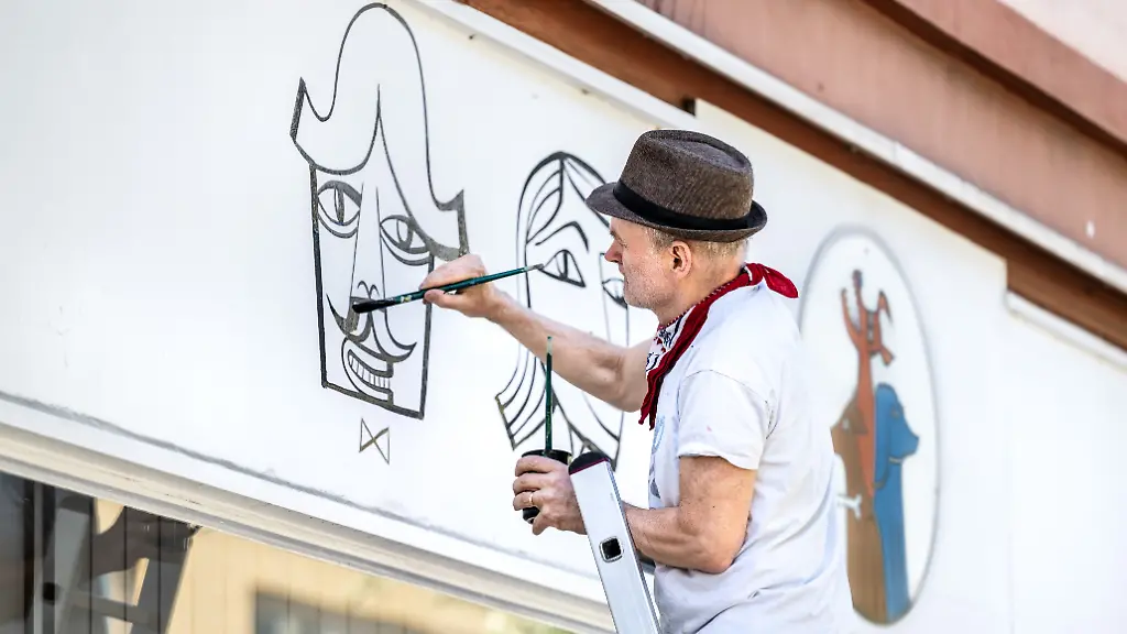 Live-Painting-mit-Jim-Avignon-in-Oberhausen-NUR-FUeR-REDAKTIONELLE-ZWECKE-EDITORIAL-USE-ONLY-Der-deutsche-Pop-Art-Kuenstler-Jim-Avignon-praesentiert-am-Donnerstag-30-04-2026-zahlreiche-Arbeiten-in-der-Galerie-Bunte-Hunde-an-der-Lothringer-Strasse-in-Oberhausen