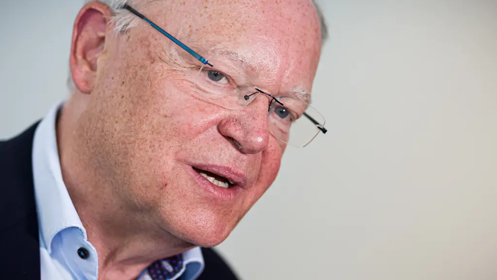 Stephan-Weil-SPD-ehemaliger-Ministerpraesident-von-Niedersachsen-spricht-bei-der-Enthuellung-des-Portraets-von-Ministerpraesident-a-D-Weil-in-der-Niedersaechsischen-Staatskanzlei