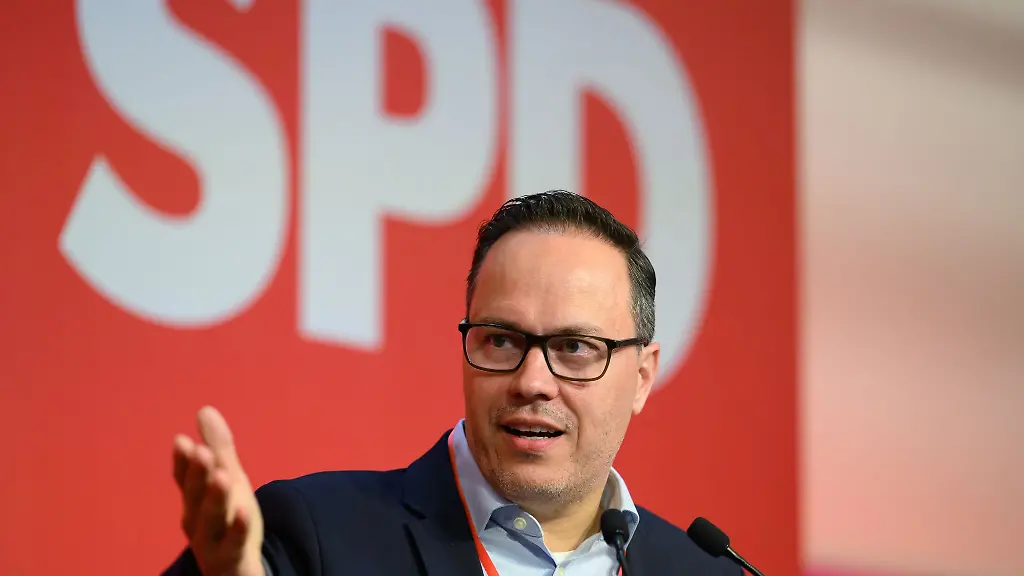 Sachsen-habe-sich-wiederholt-dafuer-eingesetzt-den-Suedbonus-anzupassen-sagte-Wirtschaftsminister-Dirk-Panter-SPD