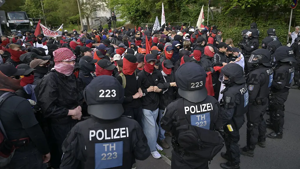 Fuer-die-Absicherung-des-AfD-Bundesparteitages-waren-mehrere-Tausend-Polizisten-im-Einsatz