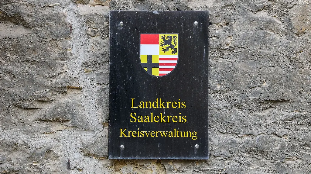 Im-Saalekreis-sollen-Gewaesser-Tiere-und-Pflanzen-vor-anhaltender-Trockenheit-geschuetzt-werden