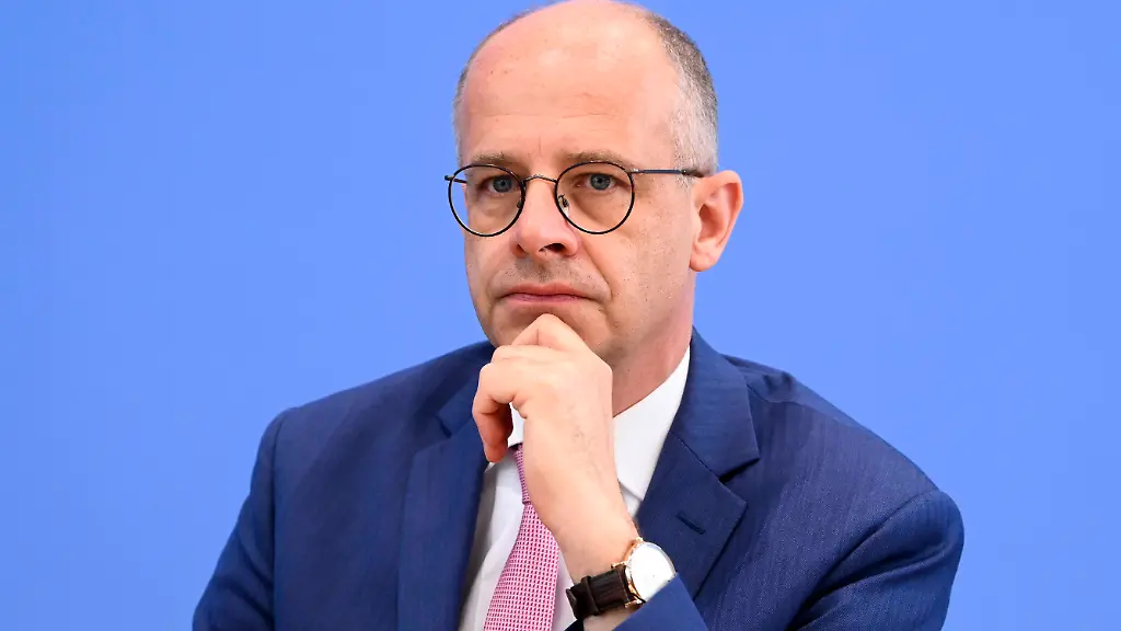 ABB-BPK-Michael-Brand-Parlamentarischer-Staatssekretaer-Beauftragter-Bundesregierung-gegen-Antiziganismus-und-fuer-das-Leben-der-Sinti-und-Roma-in-Deutschland-Veroeffentlichung-des-MIA-Jahresbericht-2025-Antiziganismus-in-Deutschland-auf-der-BPK-Bundespressekonferenz-am-09-06