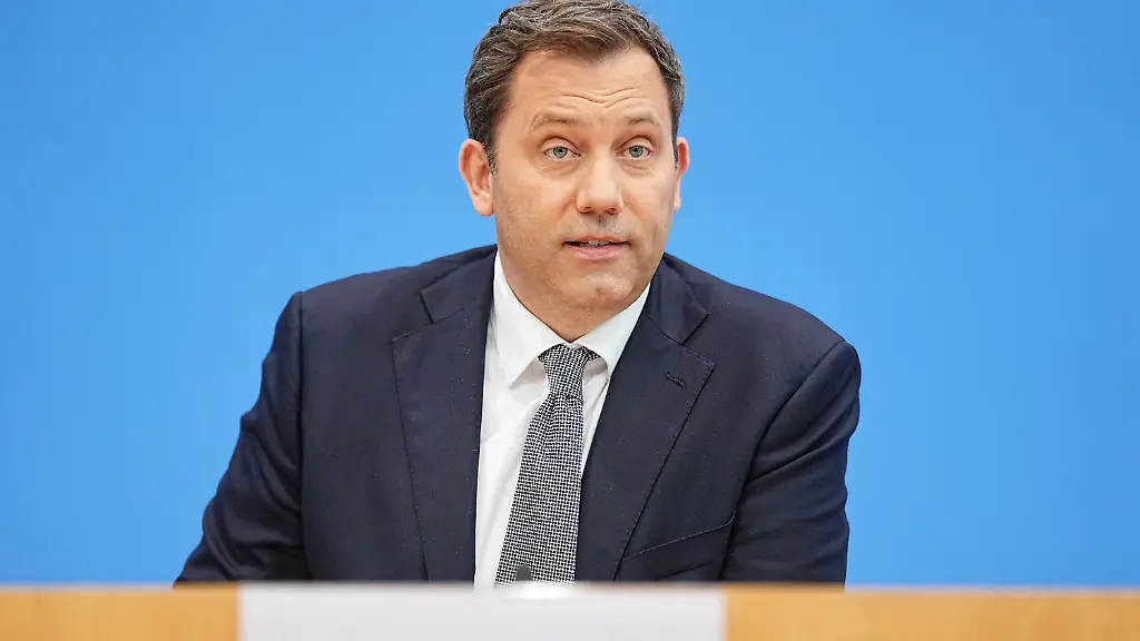 06-07-2026-Berlin-Lars-Klingbeil-SPD-Bundesminister-der-Finanzen-nimmt-an-der-Pressekonferenz-zur-Vorstellung-des-Planentwurfs-fuer-den-Bundeshaushalt-2027-im-Haus-der-Bundespressekonferenz-teil