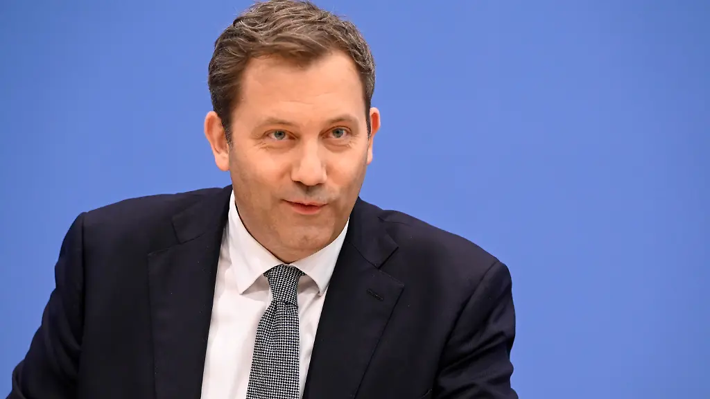 ABB-BPK-Lars-Klingbeil-der-Bundesminister-der-Finanzen-SPD-Politiker-bei-der-Veroeffentlichung-des-Bericht-Vorstellung-Regierungsentwurf-des-Bundeshaushalts-2027-und-Finanzplan-bis-2030-auf-der-BPK-Bundespressekonferenz-am-06-07