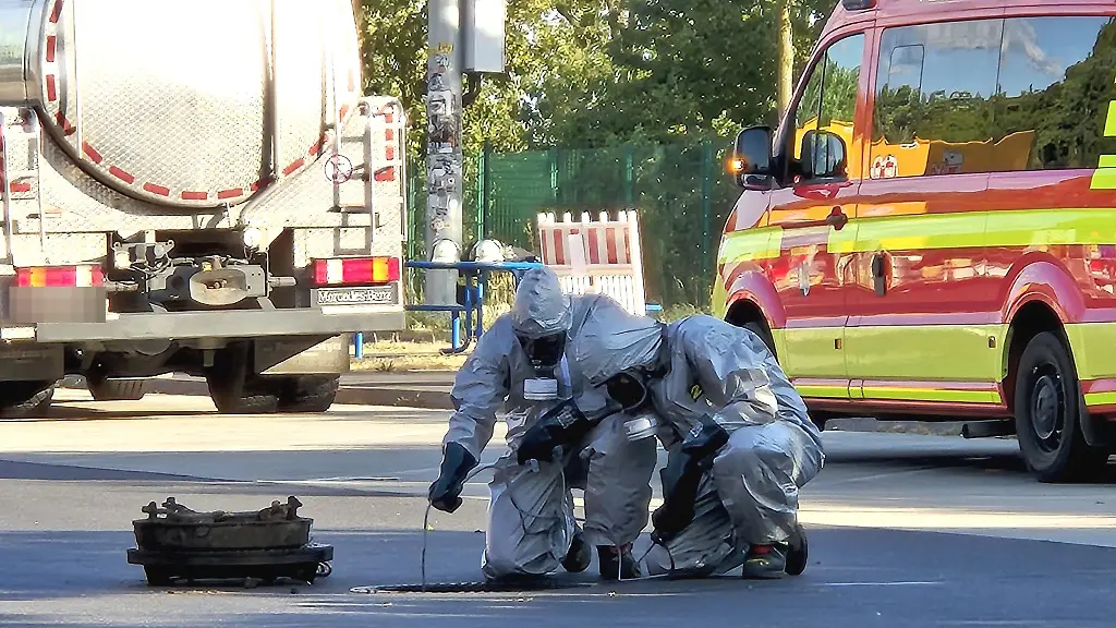 Einsatzkraefte-sichern-den-Rastplatz-an-der-Autobahn-61-ab