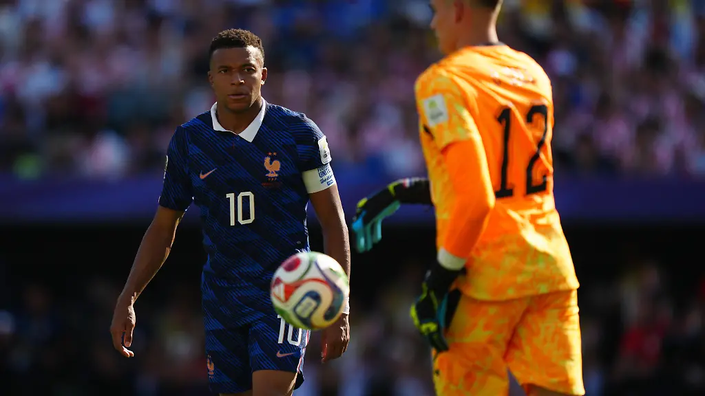 France-s-Kylian-Mbappe-watches-Paraguay-goalkeeper-Orlando-Gill-control-the-ball-during-the-World-Cup-round-of-16-soccer-match-between-Paraguay-and-France-in-Philadelphia-Saturday-July-4-2026