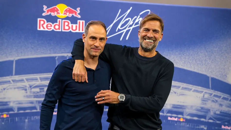 14-01-2025-Fussball-Pressekonferenz-bei-Red-Bull-in-Salzburg-Juergen-Klopp-Global-Head-of-Soccer-bei-Red-Bull-stellt-sich-erstmals-den-Medien-im-Hangar-7-am-Salzburger-Airport-v-li-Oliver-Mintzlaff-Geschaeftsfuehrer-der-Red-Bull-GmbH-mit-Juergen-Klopp