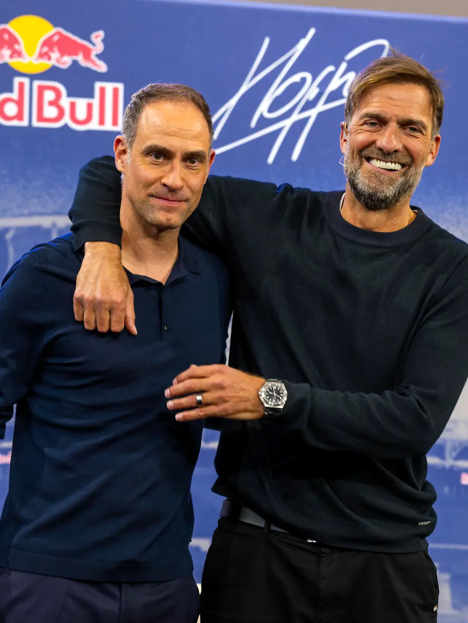 14-01-2025-Fussball-Pressekonferenz-bei-Red-Bull-in-Salzburg-Juergen-Klopp-Global-Head-of-Soccer-bei-Red-Bull-stellt-sich-erstmals-den-Medien-im-Hangar-7-am-Salzburger-Airport-v-li-Oliver-Mintzlaff-Geschaeftsfuehrer-der-Red-Bull-GmbH-mit-Juergen-Klopp