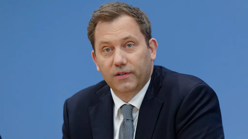 2026-07-06-Deutschland-Berlin-Bundespressekonferenz-Lars-Klingbeil-SPD-Bundesfinanzminister-und-sein-Staatssekretaer-stellen-den-Regierungsentwurf-des-Bundeshaushalts-2027-und-den-Finanzplan-bis-230-vor