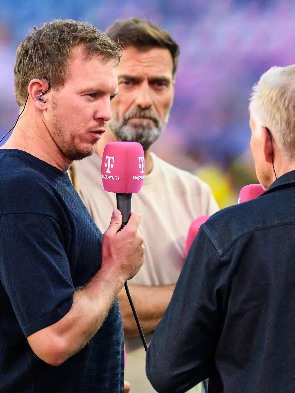 Fussball-Maenner-WM-Deutschland-Paraguay-Finalrunde-Sechzehntelfinale-Boston-Stadion-Bundestrainer-Julian-Nagelsmann-Deutschland-steht-nach-dem-Spiel-beim-Interview-mit-Magenta-TV-neben-Juergen-Klopp-r-ACHTUNG-Gemaess-den-Auflagen-der-FIFA-duerfen-die-Bilder-ausschliesslich-zur-redaktionellen-Verwendung-genutzt-werden-Eine-kommerzielle-Nutzung-ist-ausgeschlossen-Zudem-duerfen-keine-videoaehnlichen-Sequenzen-erstellt-werden-und-es-duerfen-keine-Veraenderungen-weder-im-Vordergrund-noch-im-Hintergrund-am-Bild-vorgenommen-werden