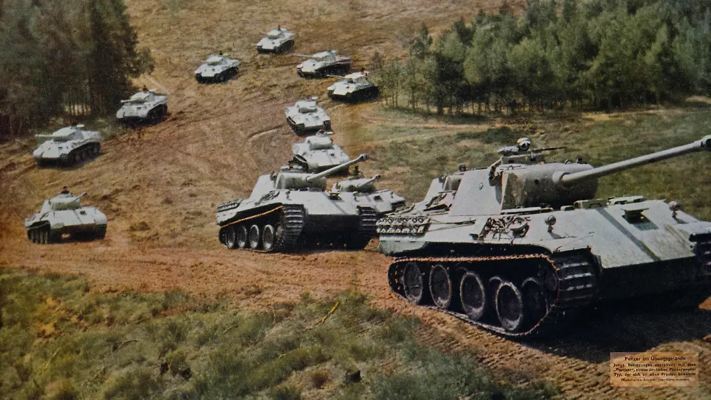 2-M65-P2-1944-2-148327-Panther-Panzer-der-Wehrmacht-Foto-1944-Militaer-Waffen-Panzer-Panther-Panzer-der-Wehrmacht-waehrend-einer-Uebung-im-Gelaende-PK-Foto-Hubmann-1944-aus-Zeitschrift-Signal-5-Jg-Heft-17-1944-E-Wehrmacht-Panther-tanks-Photo-1944-Military-Weapons-Tanks-Panther-tanks-of-the-Wehrmacht-during-and-exercise-PK-photo-Hubmann-1944-from-Signal-magazine-year-5-vol-17-1944