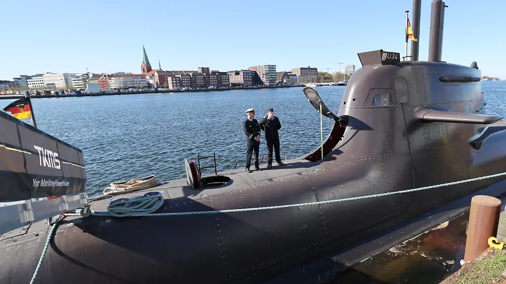 Ein-U-Boot-U34-der-Klasse-212A-der-deutschen-Bundesmarine-liegt-beim-U-Boot-Hersteller-TKMS-am-Kai-Hier-werden-Bundesverteidigungsminister-Pistorius-und-sein-indischer-Amtskollege-zu-einem-Besuch-erwartet