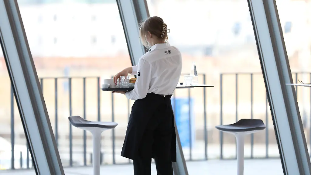 A-waitress-cleans-a-table-at-the-SIMFO-Single-Market-Forum-at-The-ICE-Krakow-Congress-Centre-in-Krakow-Poland-on-February-17-2025-SIMFO-is-the-opening-day-of-the-8th-European-Labour-Mobility-Congress-This-event-of-the-Polish-Presidency-is-dedicated-to-the-single-market-and-the-freedom-to-provide-services
