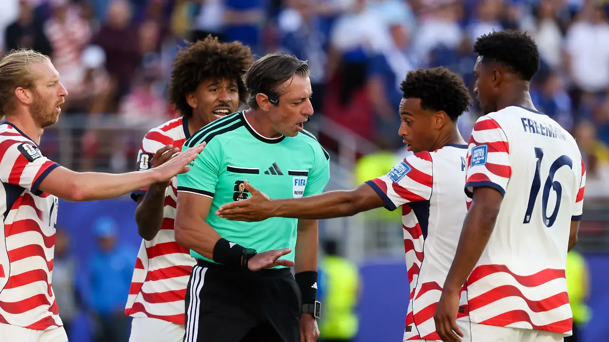 July-1-2026-Santa-Clara-California-USA-Santa-Clara-USA-July-1-2026-Referee-Raphael-Claus-of-Brazil-during-a-FIFA-World-Cup-R32-match-between-United-States-and-Bosnia-Herzegovina-at-San-Francisco-Bay-Area-Stadium-Credit-Image-A-Chris-Putnam-ZUMA-Press-Wire