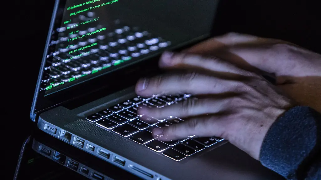 Es-gibt-auch-digitale-Spionage-Hacker-versuchen-in-IT-Systeme-einzudringen-und-sensible-Informationen-zu-erbeuten