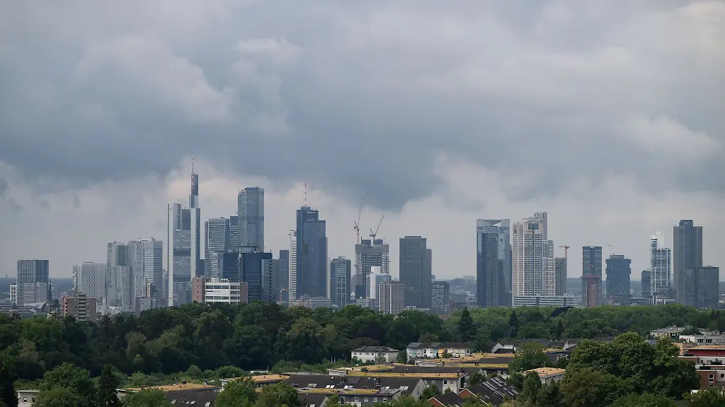 Der-Himmel-bleibt-im-Tagesverlauf-in-Hessen-verbreitet-bedeckt