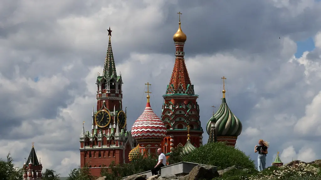 People-walk-in-Zaryadye-Park-near-St-Basil-s-Cathedral-and-the-Kremlin-s-Spasskaya-Tower-in-central-Moscow-Russia-July-6-2026