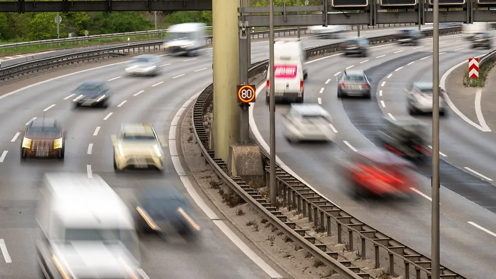 Der-Start-in-die-Sommerferien-bringt-viel-Reiseverkehr-und-Staus-auf-Autobahnen-mit-sich